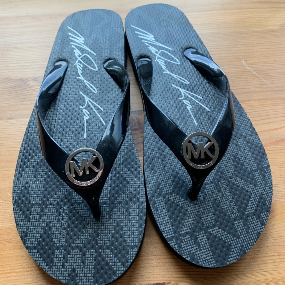 Micheal Kors Flip Flops 🖤